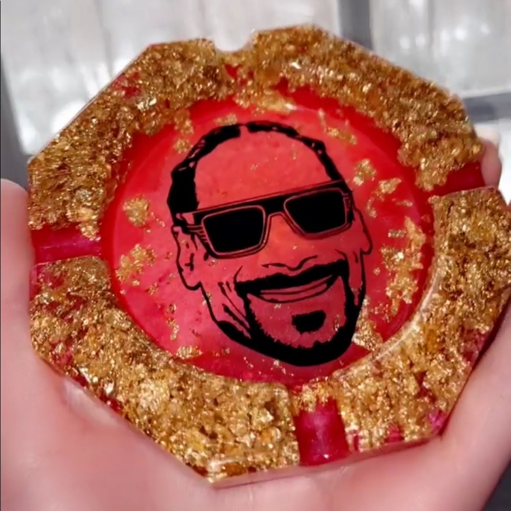 ASHTRAY resin snoop dogg red/gold/black